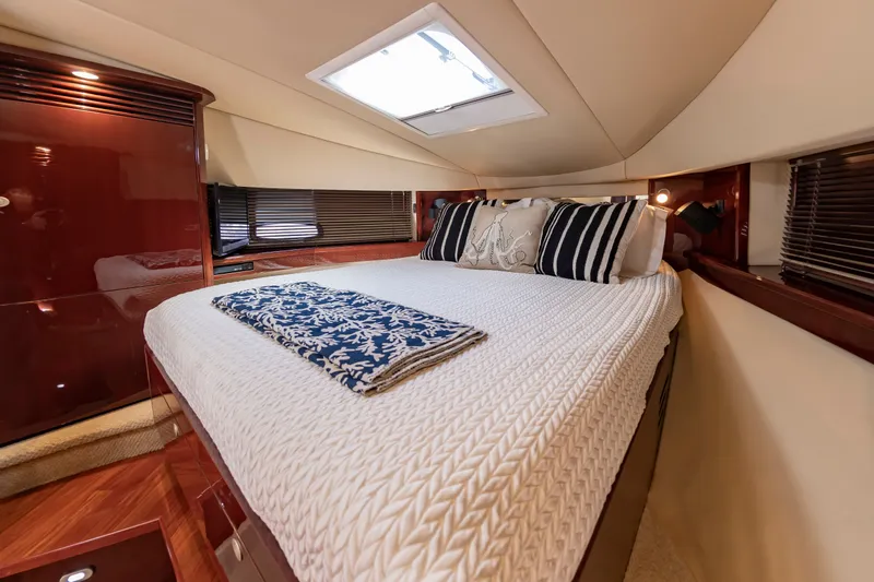 With E's Yacht Photos Pics Luxurious bedroom in Sea Ray 48 Sundancer 2007 yacht.