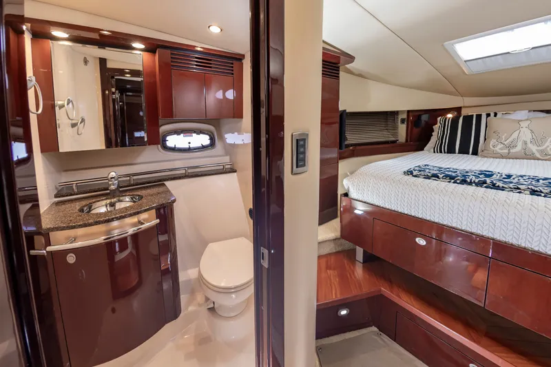 With E's Yacht Photos Pics Luxurious interior of 2007 Sea Ray 48 Sundancer yacht.