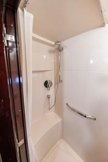 With E's Yacht Photos Pics Shower in a 2007 Sea Ray 48 Sundancer yacht.