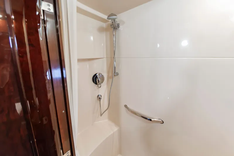 With E's Yacht Photos Pics Shower in Sea Ray 48 Sundancer 2007 yacht bathroom.