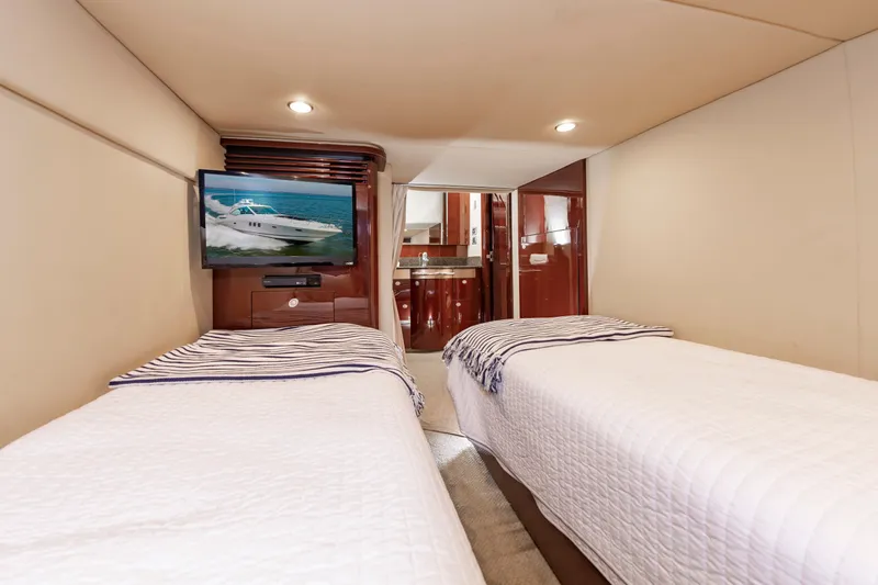 With E's Yacht Photos Pics Interior of 2007 Sea Ray 48 Sundancer with twin beds and TV.