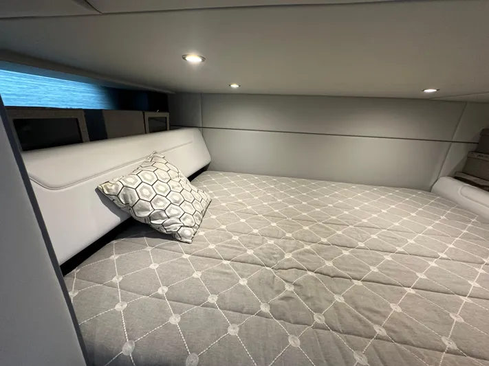  Yacht Photos Pics 2021 Formula 400 Super Sport Crossover cabin interior with bed and geometric pillow.