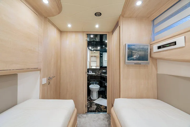 Gemini 3 Yacht Photos Pics Luxurious Maiora 24S 2002 yacht cabin with twin beds and modern amenities.