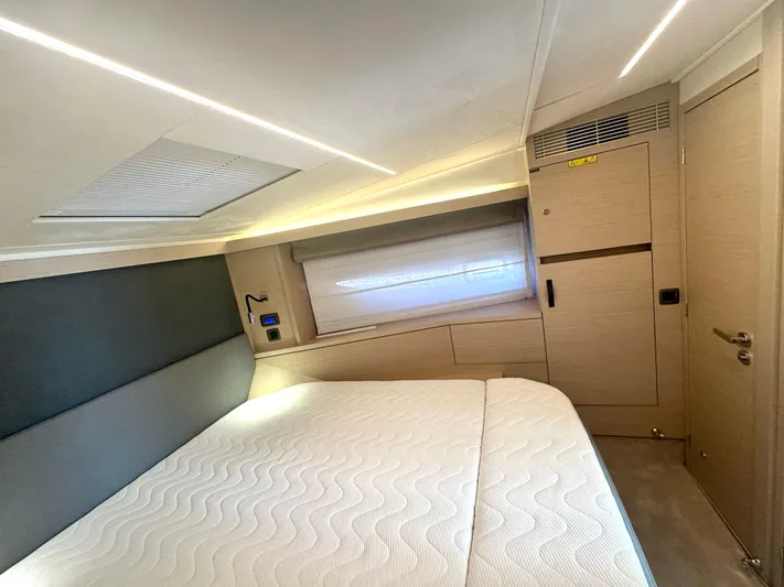 Mighty Mic Yacht Photos Pics VIP StateRoom - Strb. Side - Silhouette Blinds