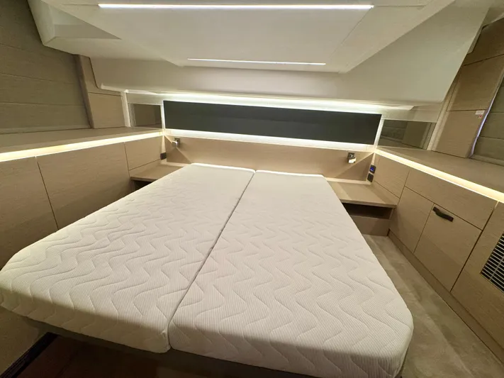 Mighty Mic Yacht Photos Pics Master StateRoom - Full Beam