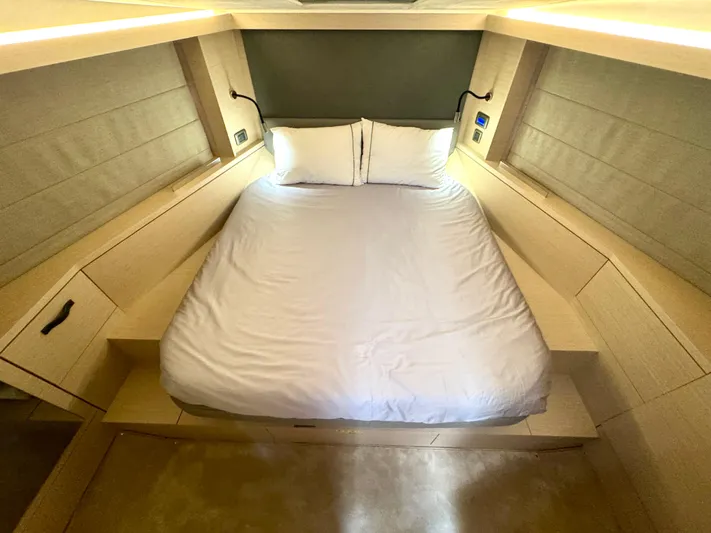 Mighty Mic Yacht Photos Pics VIP StateRoom - Forward - Blinds Closed