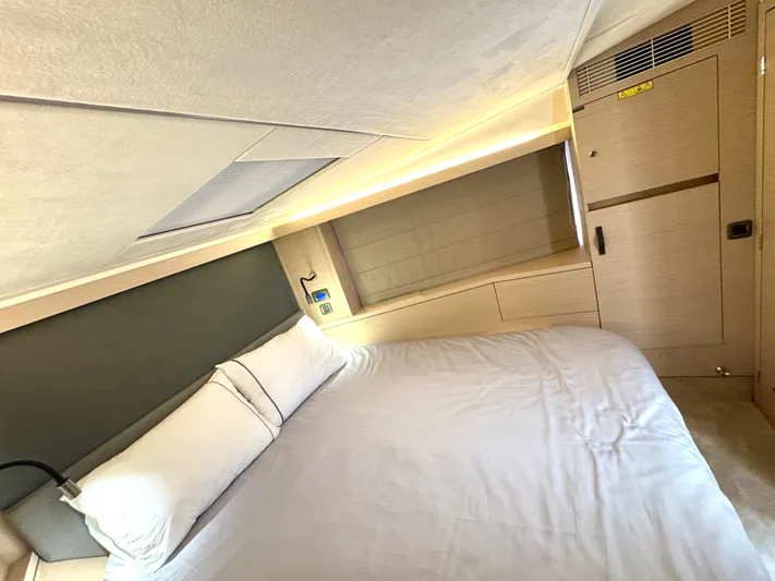 Mighty Mic Yacht Photos Pics VIP StateRoom - Strb. Side - Blinds Closed