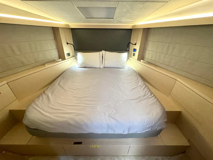 Mighty Mic Yacht Photos Pics VIP StateRoom - Forward - Blinds Closed