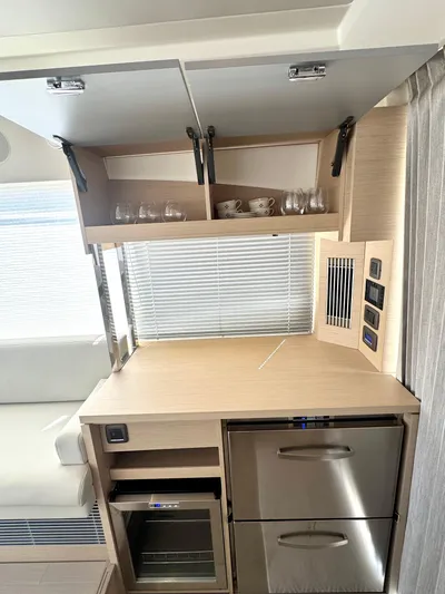 Mighty Mic Yacht Photos Pics Crockery - Galley - Strb. Side