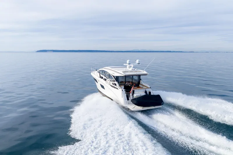  Yacht Photos Pics 2016 Sea Ray Sundancer 400 cruising on calm ocean waters.