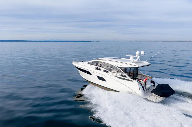  Yacht Photos Pics 2016 Sea Ray Sundancer 400 yacht cruising on open water.