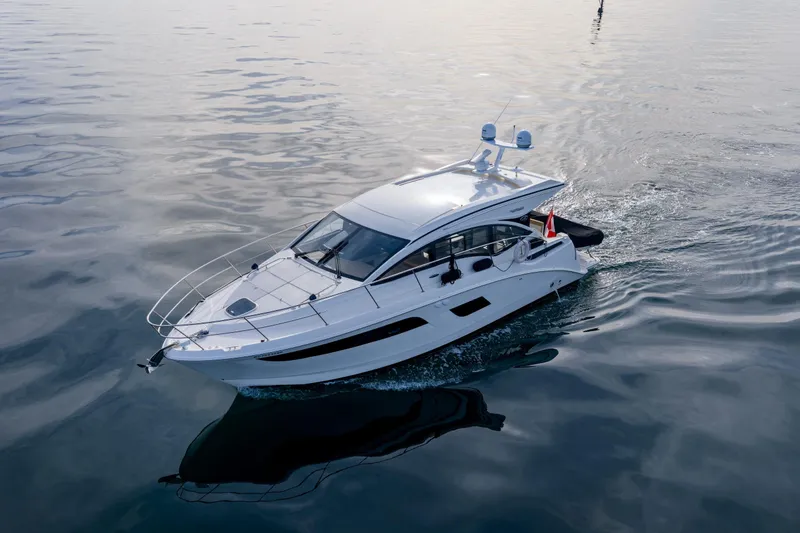  Yacht Photos Pics 2016 Sea Ray Sundancer 400 yacht cruising on calm waters.