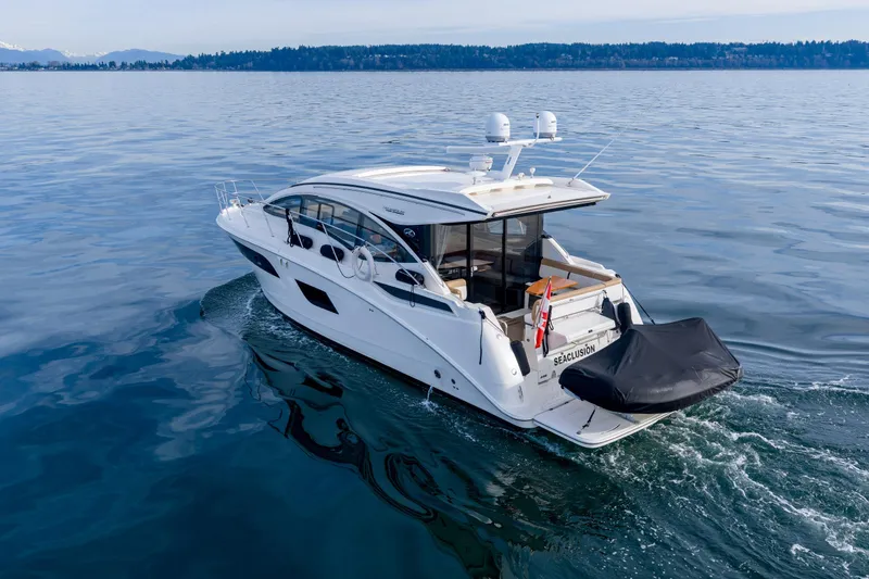  Yacht Photos Pics 2016 Sea Ray Sundancer 400 yacht cruising on calm waters.