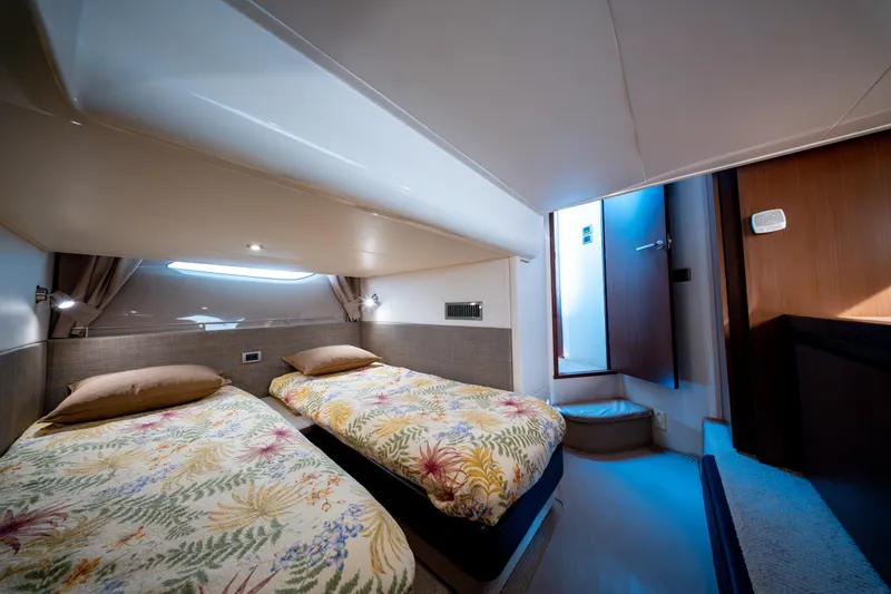  Yacht Photos Pics 2016 Sea Ray Sundancer 400 cabin with twin beds and floral bedding.