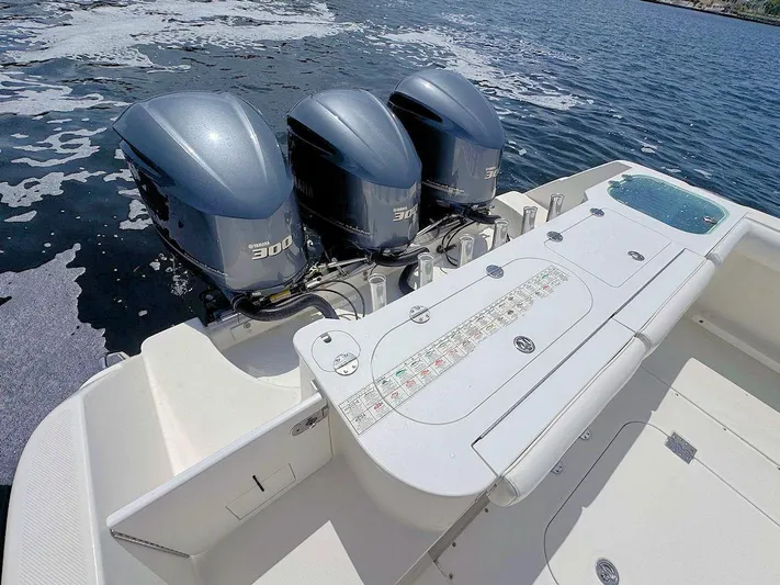  Yacht Photos Pics Everglades 350 CC boat with triple Yamaha 300 engines on water, 2010 model.