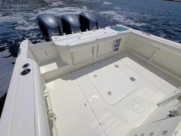  Yacht Photos Pics Everglades 350 CC 2010 boat with triple engines on open water.