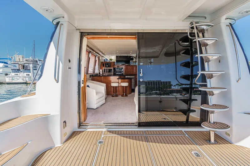  Yacht Photos Pics 2003 Carver 570 Voyager Pilothouse yacht interior with modern design and spiral staircase.