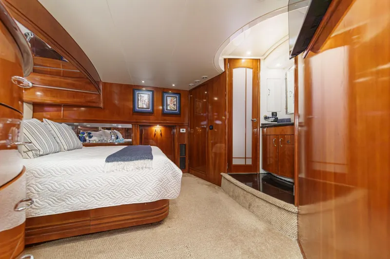  Yacht Photos Pics Luxurious interior of 2003 Carver 570 Voyager Pilothouse yacht bedroom.