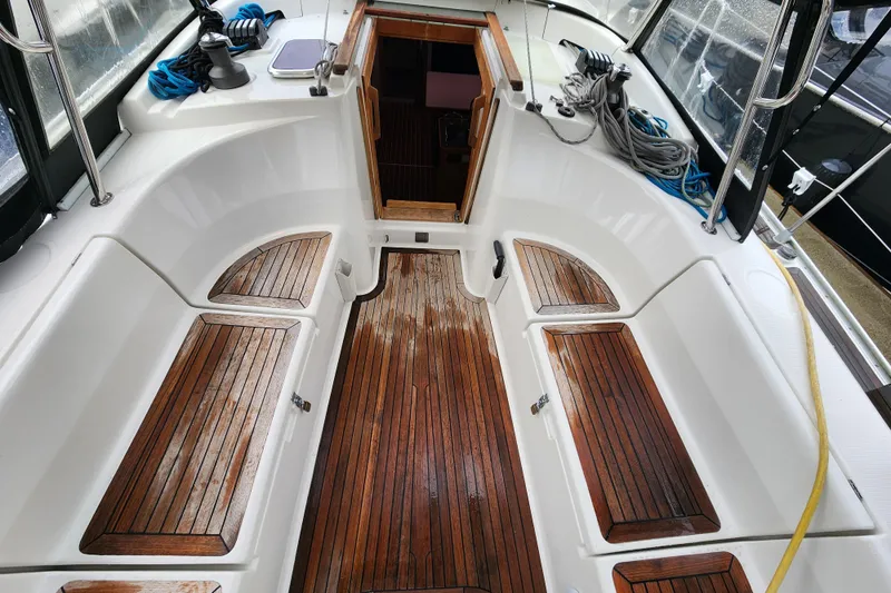 Danza Yacht Photos Pics 2007 Hanse 400e sailboat cockpit with teak flooring and seating.