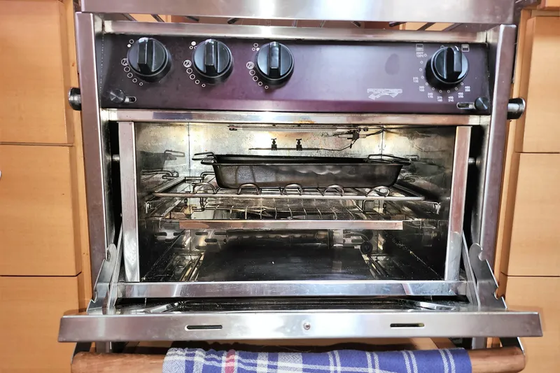 Danza Yacht Photos Pics Open oven in a 2007 Hanse 400e yacht kitchen with baking tray inside.