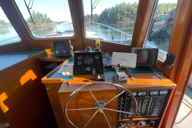 Honu Yacht Photos Pics Pilothouse interior of 1994 Eagle 40 Pilothouse Trawler with navigation equipment and scenic view.