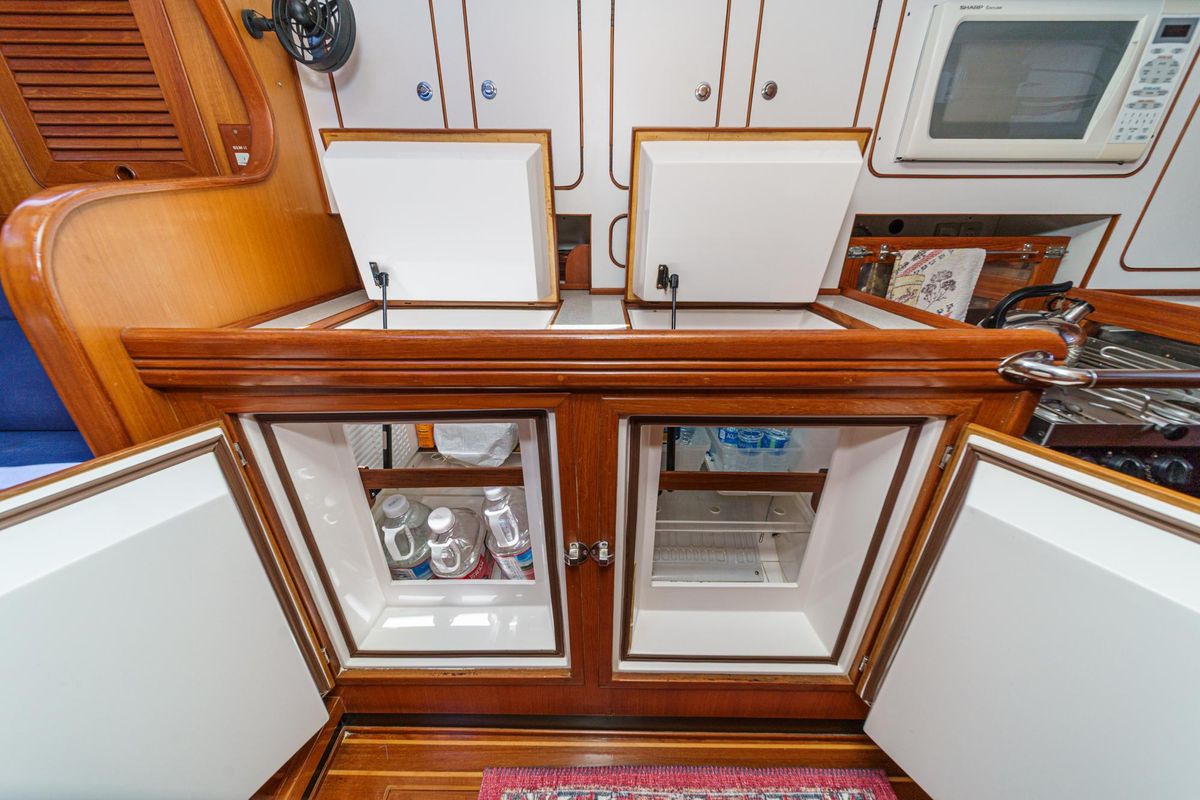 2001 Hylas 49 