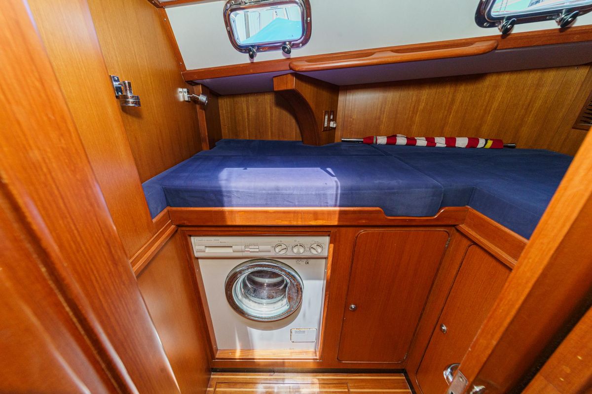 2001 Hylas 49 