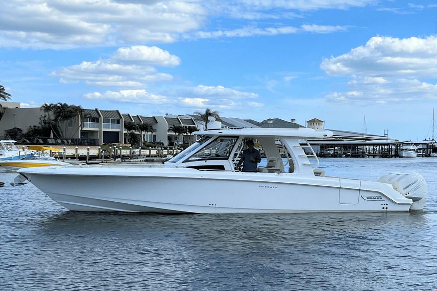 2019 Boston Whaler 350 Realm
