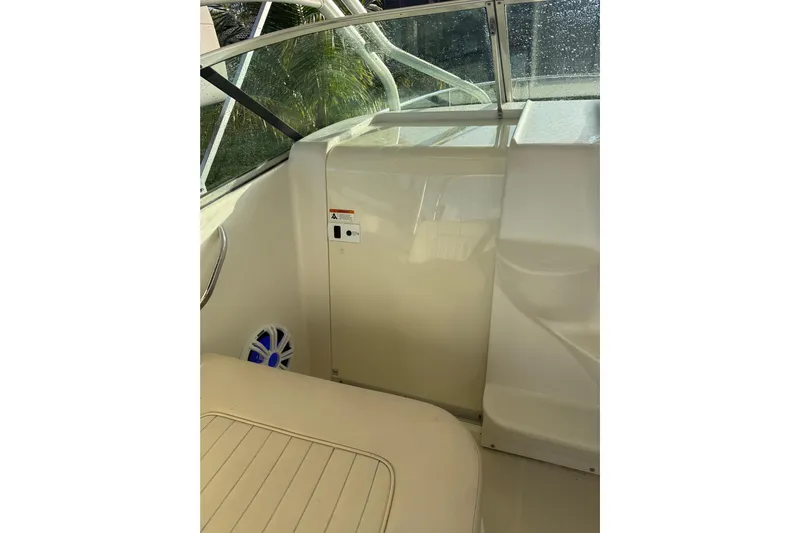  Yacht Photos Pics 2006 Hydra-Sports Vector 2900 VX interior with seating and window view.