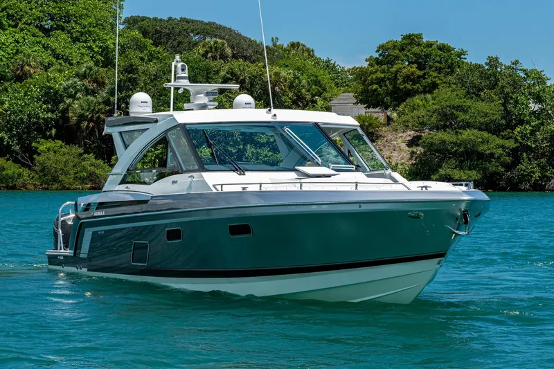  Yacht Photos Pics 2019 Formula 430 Super Sport Crossover boat cruising on a clear blue lake.