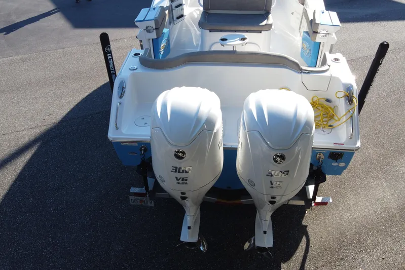  Yacht Photos Pics 2024 Sea Hunt Ultra 305 SE with dual Yamaha 300 V6 engines, rear view.