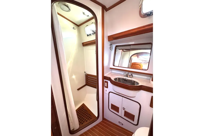 Eos Yacht Photos Pics Luxurious 2006 Passport 470 yacht bathroom with wood accents and modern fixtures.