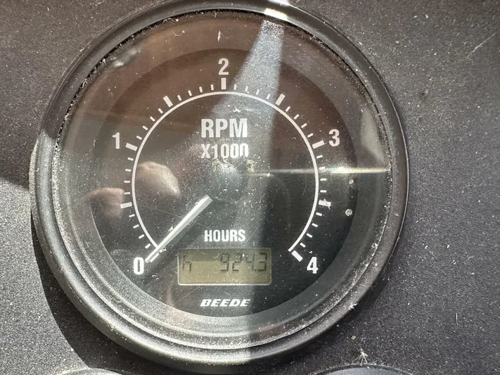 Blue Goose Yacht Photos Pics RPM gauge of 2003 Sabre 36 Fly Bridge Sedan, showing 943 hours.