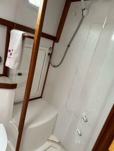 Blue Goose Yacht Photos Pics 2003 Sabre 36 Fly Bridge Sedan bathroom with shower and towel rack.