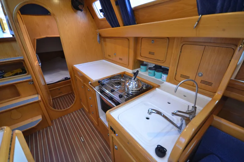 Monica Yacht Photos Pics Interior of 2006 Alubat Ovni 395 Centerboard yacht, featuring a compact kitchen area.