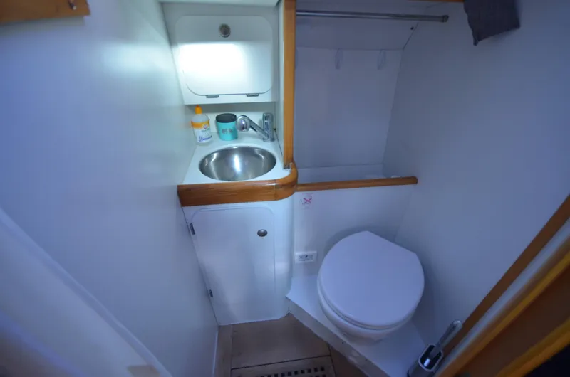 Monica Yacht Photos Pics Compact bathroom in 2006 Alubat Ovni 395 Centerboard yacht with sink and toilet.