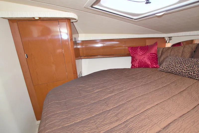  Yacht Photos Pics 2009 Sea Ray 44 Sundancer cabin with cozy bed and stylish pillows.