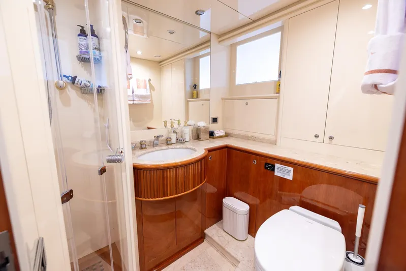  Yacht Photos Pics Lower Fwd VIP EnSuite Head