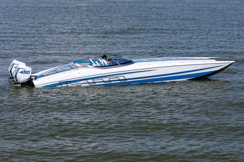 El Gato Yacht Photos Pics 2022 MTI 390X speedboat on water, featuring sleek design and powerful engines.