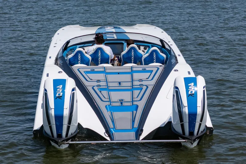 El Gato Yacht Photos Pics 2022 MTI 390X powerboat with dual 450R engines on water.