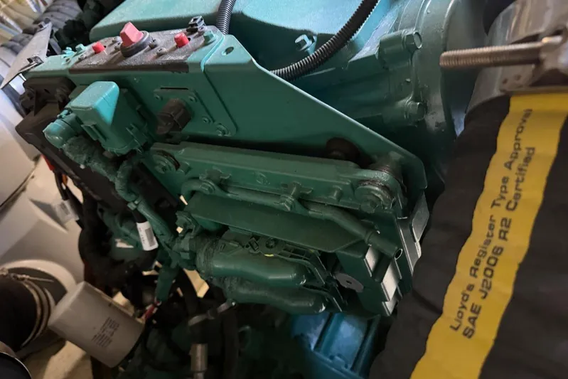  Yacht Photos Pics Engine of 2019 Galeon 470 Sky yacht, showcasing mechanical components and certification label.