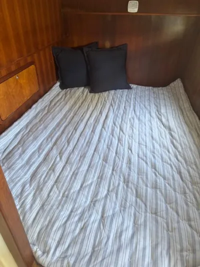 Bobcat Yacht Photos Pics Cozy cabin bed in 2010 Cruiser Cats Havana 38 with striped bedding and pillows.