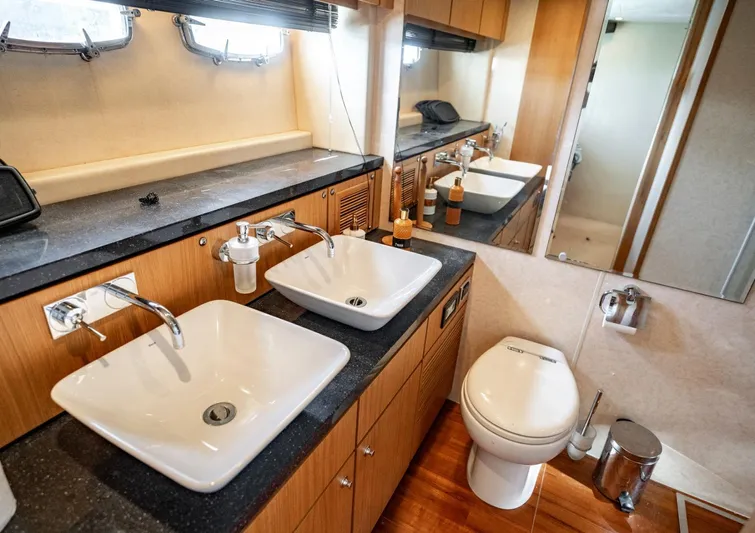  Yacht Photos Pics Fairline Squadron 78 master ensuite