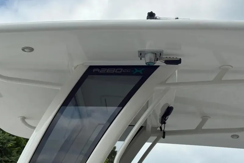  Yacht Photos Pics 2020 World Cat 280 CC-X boat roof detail with sleek design and modern features.