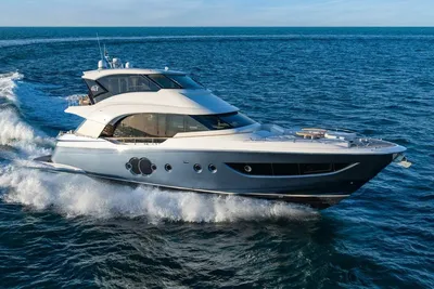 Monte Carlo Yachts MCY 70 Skylounge