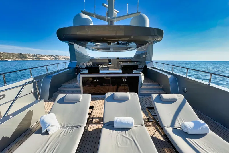 Smooth Operator Yacht Photos Pics Luxurious 2011 Jongert 39m yacht deck with sun loungers and ocean view.