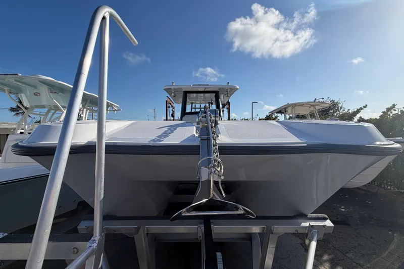  Yacht Photos Pics 2026 Twin Vee 280 GFX2 CC boat on display under a clear blue sky.