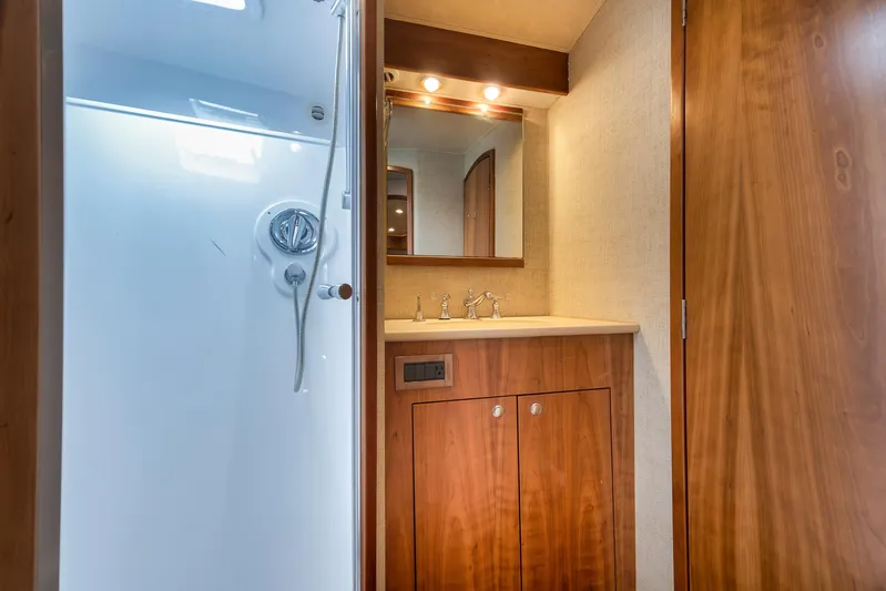 Recidivist Yacht Photos Pics 2006 B&D 60 Custom Carolina- Guest Head