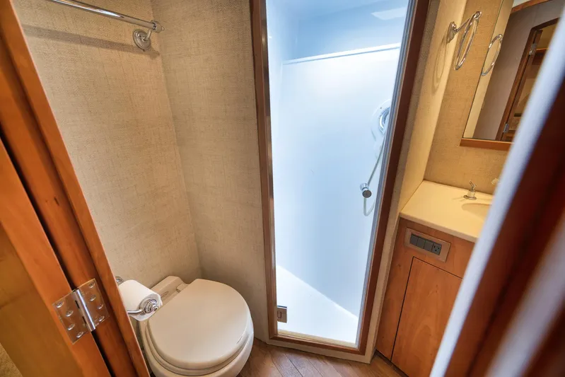 Recidivist Yacht Photos Pics 2006 B&D 60 Custom Carolina- Guest Head