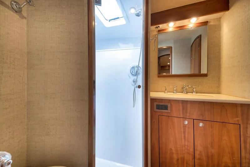 Recidivist Yacht Photos Pics 2006 B&D 60 Custom Carolina- Guest Head